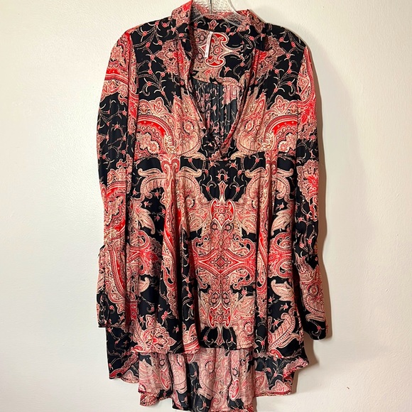 Free People Long Sleeve High Low Style Top- Red Black Tan Paisley Print - Picture 8 of 10